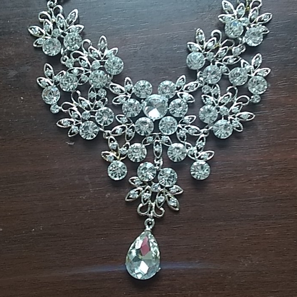 Fashion white crystal necklace